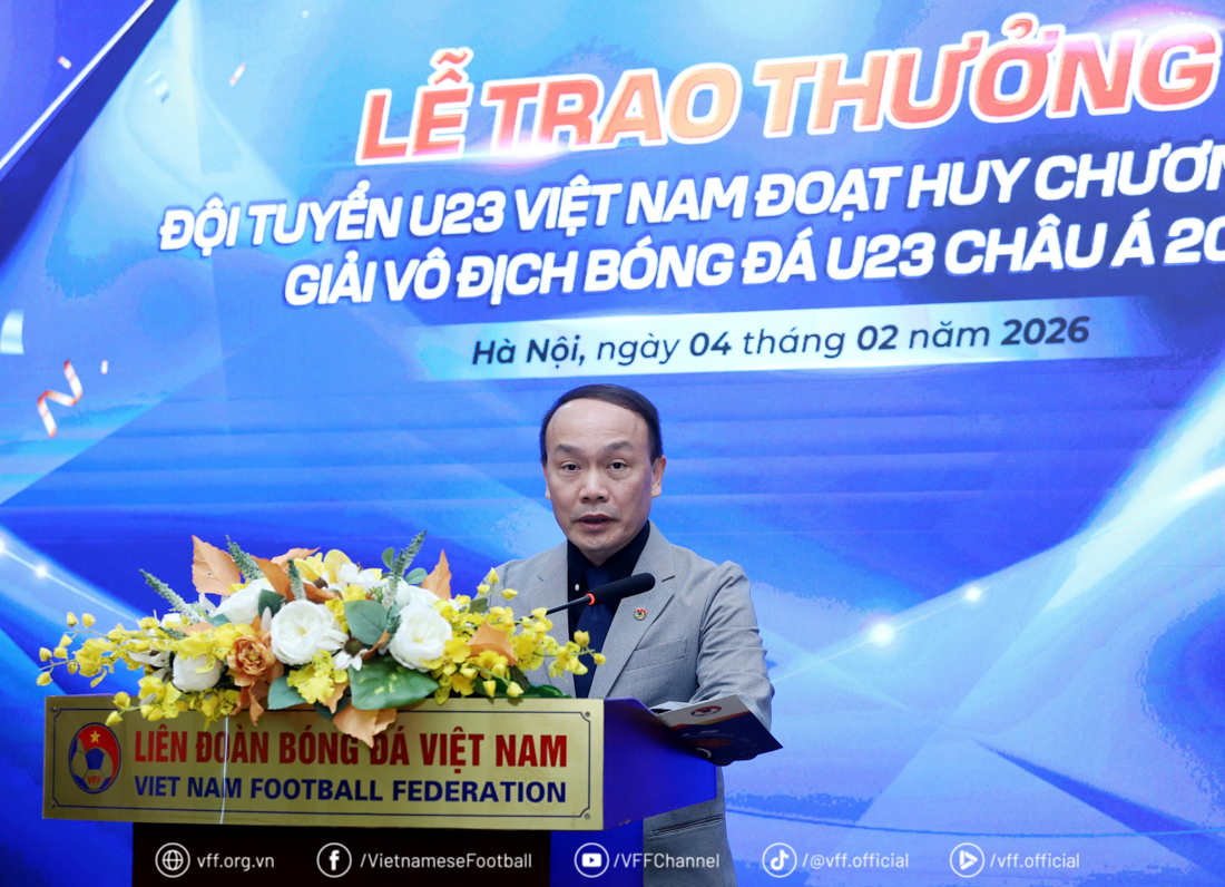 HLV Kim Sang Sik và dàn sao U23 Việt Nam nhận thưởng xe máy